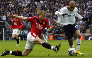 2 cú tắc bóng liên tiếp cực đỉnh của Nemanja Vidic