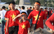 CĐV Việt Nam 'quẩy' cực sung trước giờ khai chiến