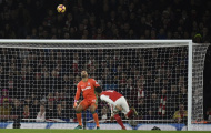 Oezil đánh đầu điêu luyện, Arsenal bước lên đỉnh Ngoại hạng Anh