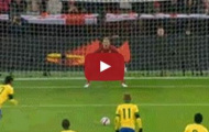 Ronaldinho từng 'bất lực' trước Joe Hart trên chấm 11m