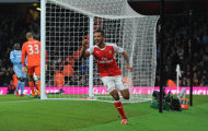 Walcott cán mốc ghi bàn ở Arsenal