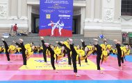 Võ sinh Taekwondo đội mưa khuấy động không khí Nhà hát lớn TP.HCM