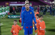 Cậu bé mặc áo Messi làm từ túi nilon quấn quýt bên thần tượng