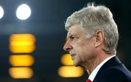Thua Everton, HLV Wenger đổ lỗi cho... trọng tài