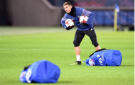 Ronaldo tình nguyện nhặt bóng cho các đồng đội trên sân tập