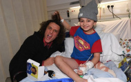 David Luiz bị fan nhí nắm tóc 'hành hạ' khi đi phát quà cùng Chelsea