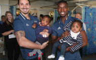 Fan nhí tròn xoe mắt khi được Ibrahimovic ẵm bồng