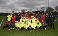 Chelsea liên tục nhận quà Noel trên sân tập