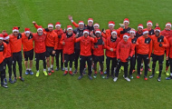 Hàng chục ông già Noel xuất hiện trên sân tập của Liverpool