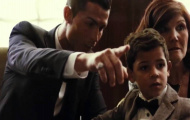 Ronaldo 'lệnh' con trai chào chú Messi 