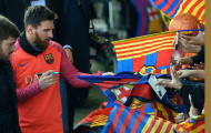 CĐV vây kín Messi, Neymar trong buổi tập thứ hai trong năm 2017