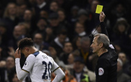 Ăn mừng bàn thắng với CĐV, Dele Alli bị rút thẻ vàng