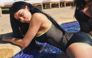 Kylie Jenner lại khoe đường cong gây choáng ngợp