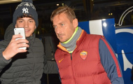 Totti phờ phạt khi chụp ảnh cùng NHM