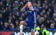 Terry quỳ dưới mưa, chiến thắng của Chelsea trở nên không hoàn hảo