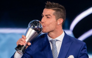 Sir Alex tay bắt mặt mừng với Ronaldo ngày nhận giải thưởng lớn