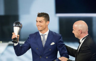 Ronaldo 'đá đểu' Barcelona ngay trên bục nhận giải