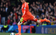 Thibaut Courtois trổ tài sút phạt độc đáo