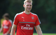 Arsenal thay đổi chóng mặt với trường hợp của Mertesacker