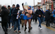 Fan Everton 'cởi tất' trước SVĐ chờ tiếp đón Man City