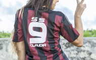 Nữ trọng tài fan Milan khoe vòng 3 đầy khiêu khích