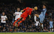 Được biếu không hai bàn, Man City vẫn bị Gà trống cầm hòa