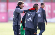 Chùm ảnh: Muller túm cổ, quát mắng Vidal trên sân tập