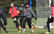 Costa cân cả Terry lẫn Zouma trên sân tập