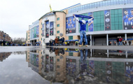 Mặc mưa, fan Chelsea sớm có mặt tại Stamford Bridge để chờ Arsenal