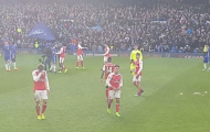 Oezil lắc đầu ngao ngán vì Sanchez