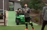 Màn tranh tài tâng kẹo cao su giữa Terry và Luiz