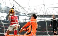 Maradona 'nhập' Sanchez, HLV Wenger không thấy