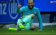 Cú sốc: Sao Barca chấn thương ghê rợn, gãy cổ chân