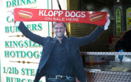 Klopp chuyển nghề bán thức ăn nhanh ngay trước Anfield 