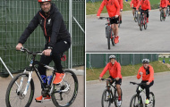 Thầy trò Jurgen Klopp rủ nhau đạp xe trong chuyến tập huấn ở Tây Ban Nha