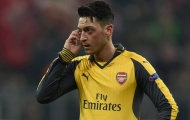 Mesut Oezil như vật tế thần ở Arsenal