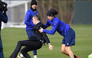 Tình huống David Luiz quật ngã phóng viên trên sân tập