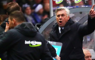 SỐC! Ancelotti bị phun nước bọt đầy người