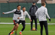 Chùm ảnh: Đối thủ gặp chuyện, Klopp tươi rói quan sát Liverpool tập luyện