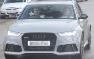 Chùm ảnh: Carrick đưa Rooney đến sân tập sau chức vô địch Cúp liên đoàn