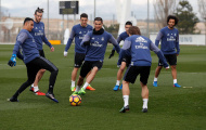 Chùm ảnh: Ronaldo bị đồng đội 'vờn' trên sân tập