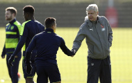 Chùm ảnh: 'Tâm điểm' Sanchez xoá tan không khí căng thẳng khi bắt tay Wenger