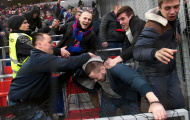 Hooligan Nga choảng nhau tưng bừng trong trận CSKA Moscow đấu Zenit St Petersburg