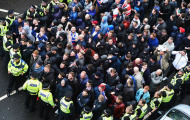 Chùm ảnh ấn tượng derby Old Firm: Hooligan, cảnh sát và sắc màu CĐV