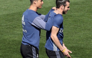 Chùm ảnh: Bale thích thú khi được Ronaldo đích thân massage 