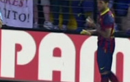 Bị phân biệt sắc tộc, Dani Alves lột chuối ăn ngay trên sân