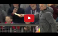 Jose Mourinho đưa chuối cho Marcos Rojo ăn trong trận Rostov