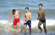Ngắm 'body' các chàng trai U20 Việt Nam trên biển Nha Trang