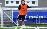 Đồng đội căng sức tập luyện, Griezmann vô tư tạo dáng chụp ảnh