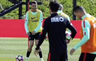 Ronaldo bẽn lẽn trêu đùa cùng đồng đội 